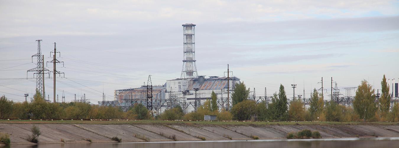 ملجأ ووحدة متضررة في المفاعل 4 في تشيرنوبيل. 