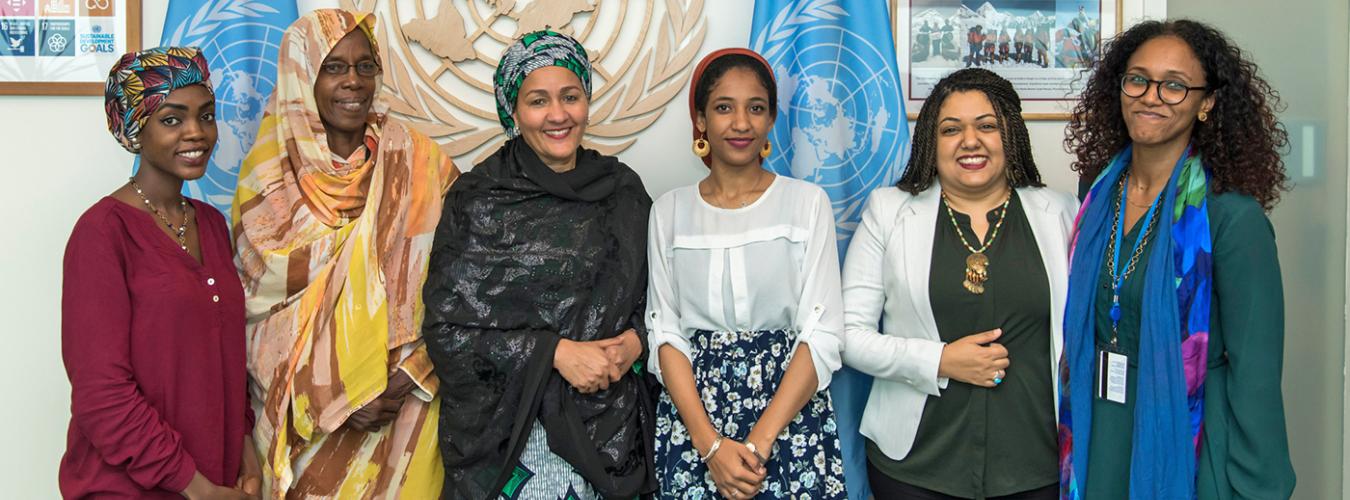 La Vicesecretaria General Amina J. Mohammed en el centro de la foto de grupo con cinco mujeres en una oficina de la ONU.