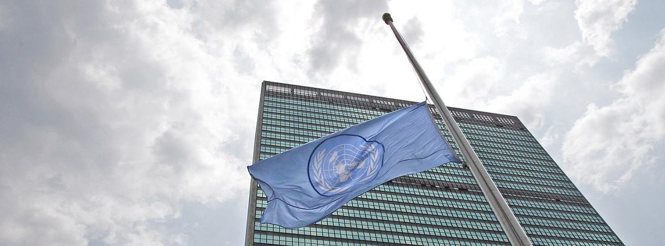 Le drapeau des Nations Unies est en berne au Siège de l’ONU.