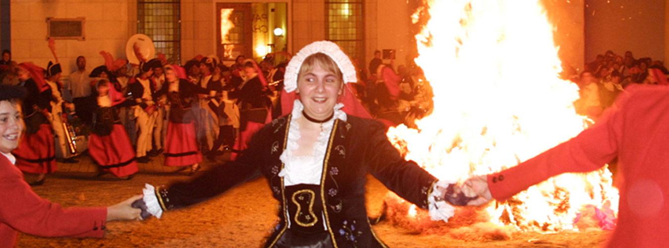 Danseurs et danseuses célébrent la fête du feu du solstice d'été dans les Pyrénées.