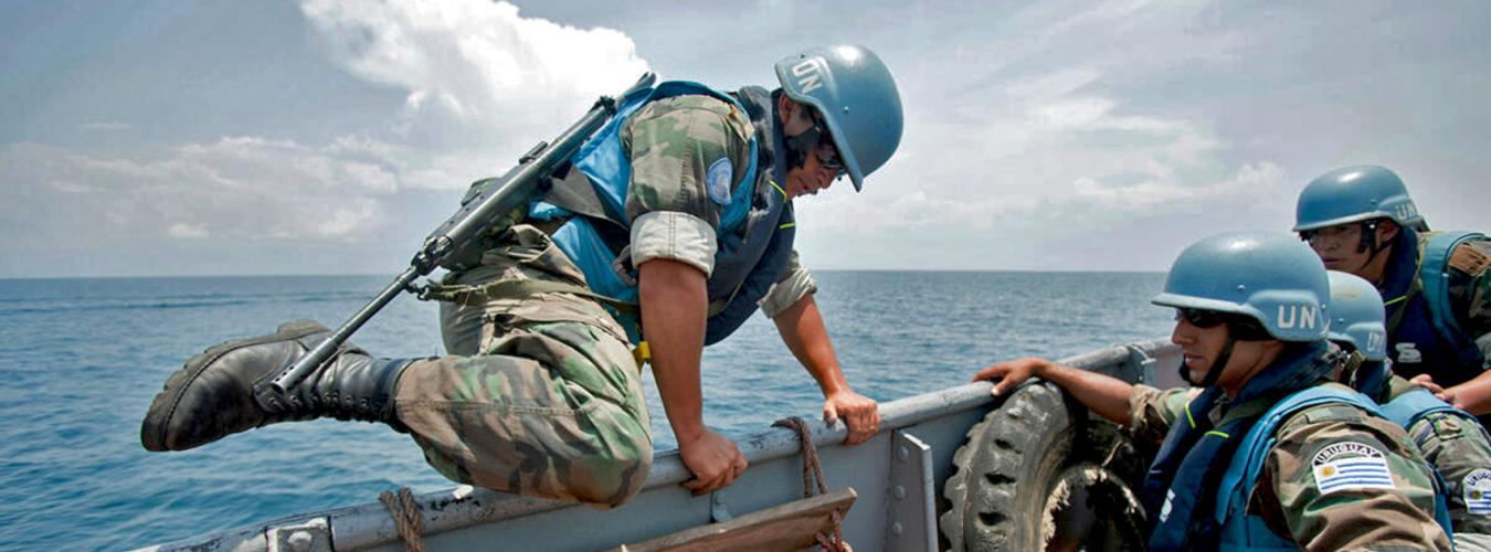 Миротворцы ООН проводят высадку на борт судна на озере в Демократической Республике Конго.