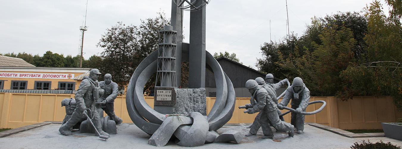 نصب تذكاري لرجال المطافئ في تشيرنوبل، إشادة بأوائل من حضروا للتصدي للكارثة التي وقعت في نيسان/أبريل 1986. تعرض كثيرون من أولئك الرجال إلى كميات كبيرة من الإشعاع بعيد الحادثة.