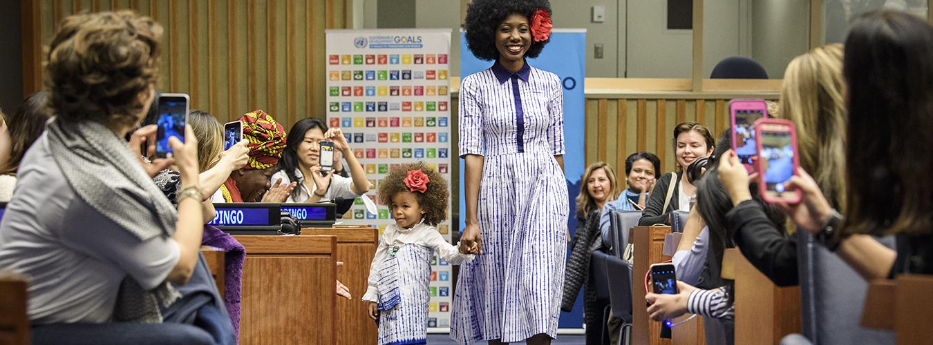 Une femme et une fillette défilent dans une salle du Siège de l'ONU, à New York.