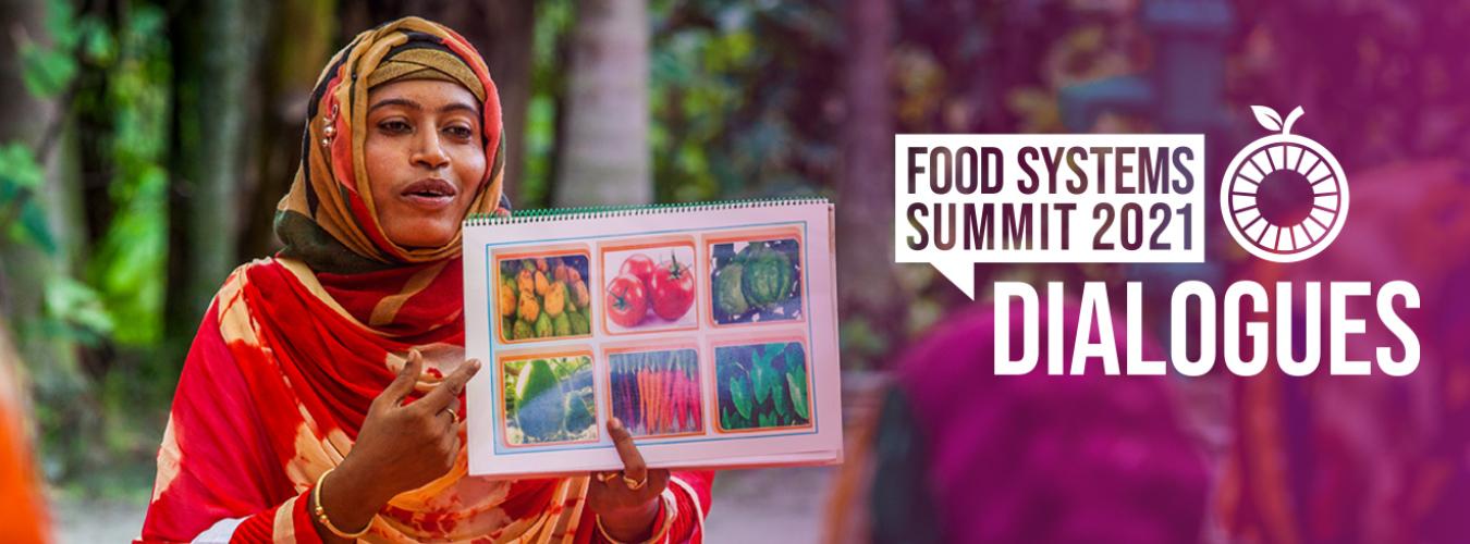 Una mujer señalando unos materiales gráficos sobre alimentación. 