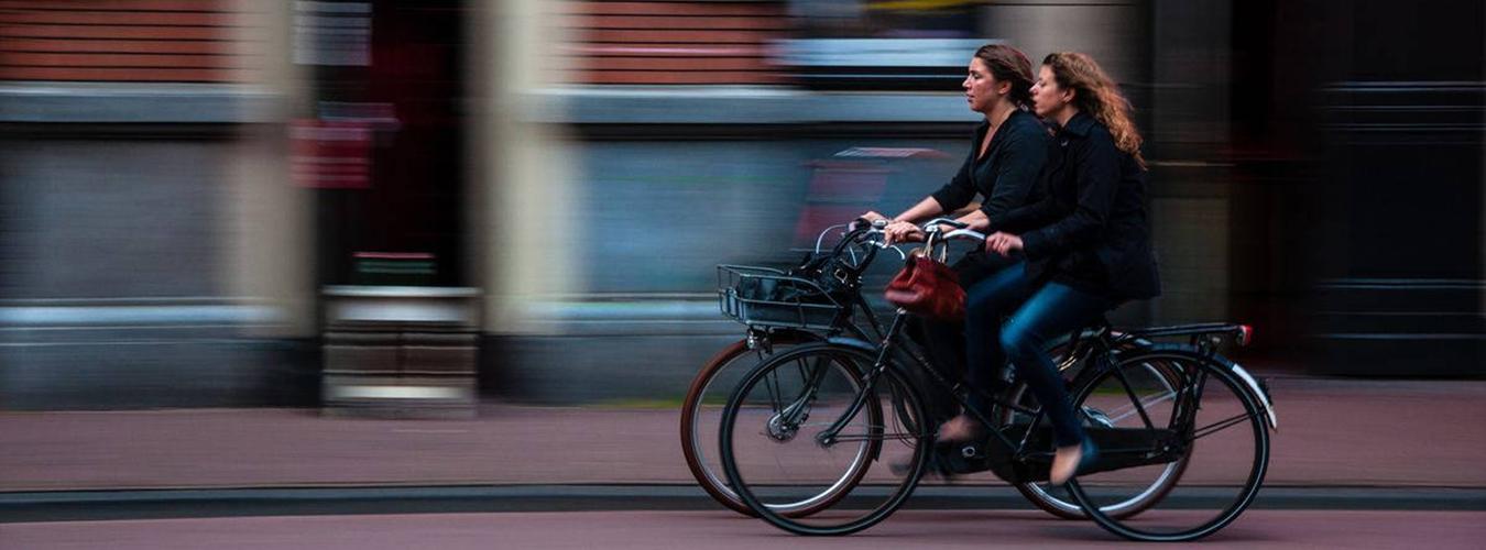 Dos mujeres en bicicleta.