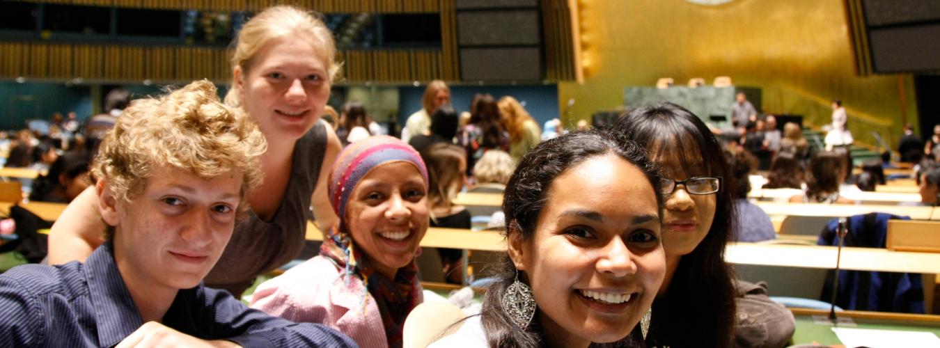 Un groupe de jeunes sourient dans la salle de l'Assemblée générale