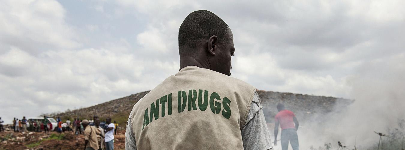 يستعرض موظف من فرقة مكافحة المخدرات التابعة للشرطة الوطنية الليبرية مكب النفايات البلدية خارج مونروفيا ، ليبيريا ، حيث يحرقون ما يقرب من 400 كجم من الماريجوانا والمخدرات الأخرى التي تمت مصادرتها بين عامي 2011 و 2012.