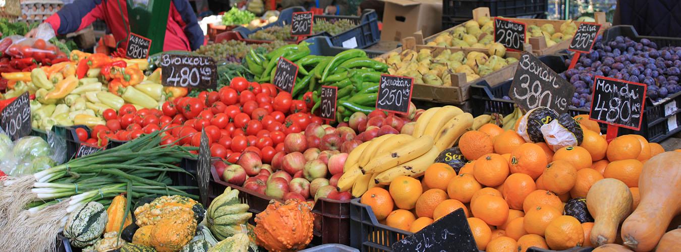 Des fruits et légumes sur un étalage dans un marché.