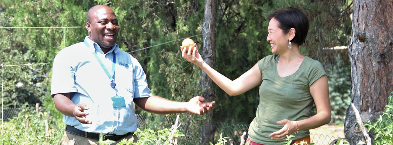 Una mujer y un hombre en un huerto. 