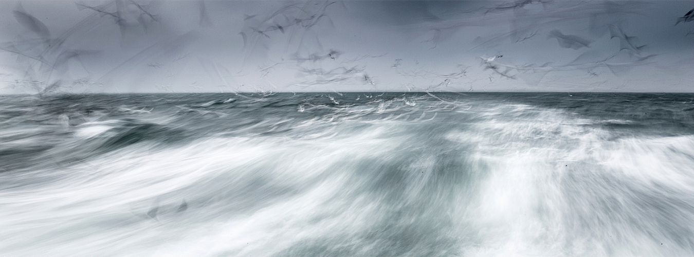 运动中的海与相机拍下的模糊效果。