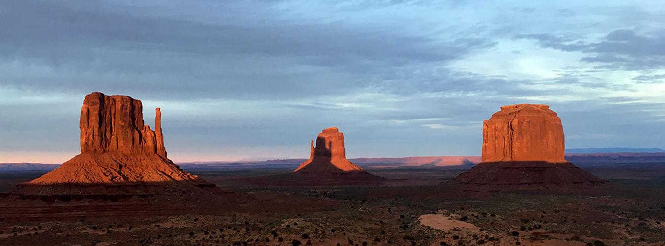 Promontorios de arenisca típicos de la región desértica de arenas rojas de Monument Valley (Estados Unidos).