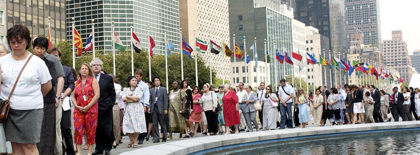 Une marche silencieuse des membres du personnel de l’ONU au Siège des Nations Unies, à New York, pour exprimer leur désarroi après l'attentat à la bombe contre le siège de l’ONU à Bagdad, en Iraq, le 19 août 2003. 