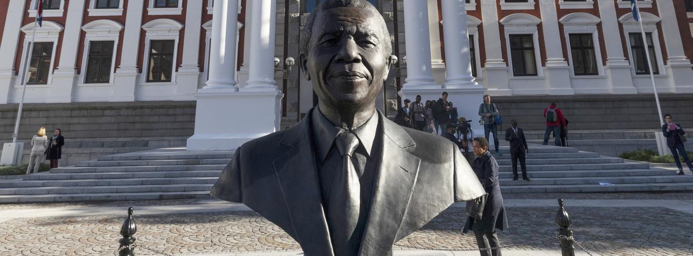 مثال نصفي لرئيس جنوب إفريقيا السابق والحائز على جائزة نوبل للسلام نيلسون مانديلا أمام مبنى الجمعية الوطنية في البرلمان قبل أداء اليمين لأعضاء الجمعية الوطنية الجدد وانتخاب رئيس الجمعية الوطنية في البرلمان ، كيب تاون ، جنوب إفريقيا 22 مايو 2019. هذه هي الج