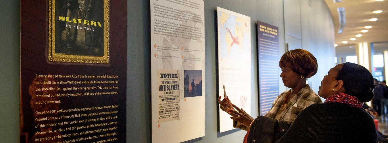 Dos mujeres visitando una exposición en la Sede de la ONU, en Nueva York.