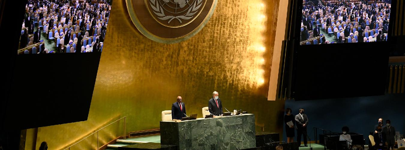 El Secretario General António Guterres (a la derecha) y Abdulla Shahid, Presidente del septuagésimo sexto período de sesiones de la Asamblea General de las Naciones Unidas, en el Salón de la Asamblea General.