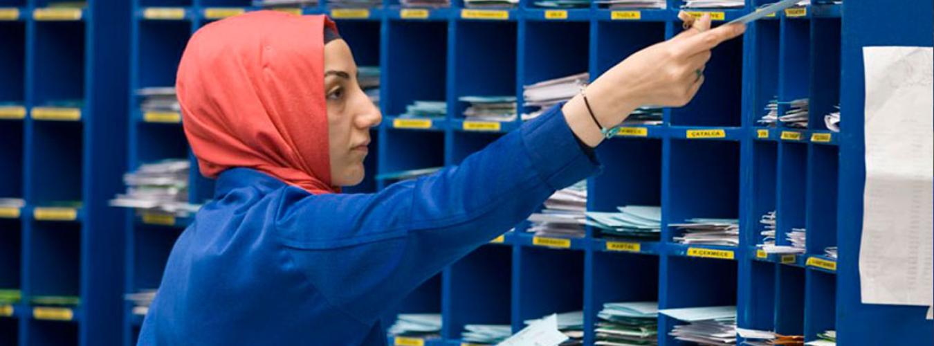 Работник почты сортирует письма, Стамбул, Турция.