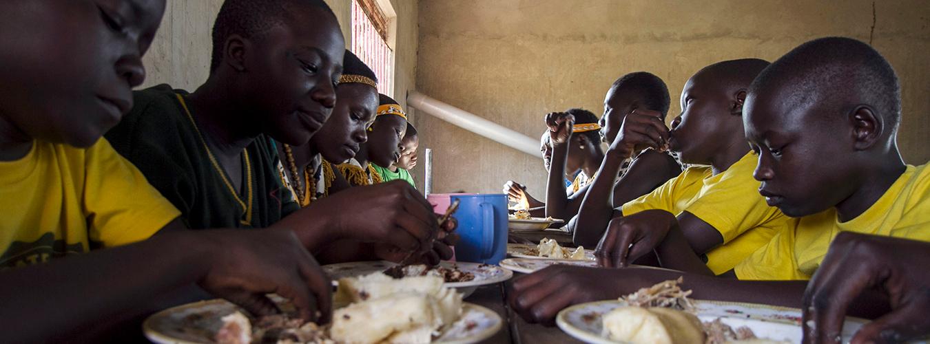 Des adolescents partageant un repas.