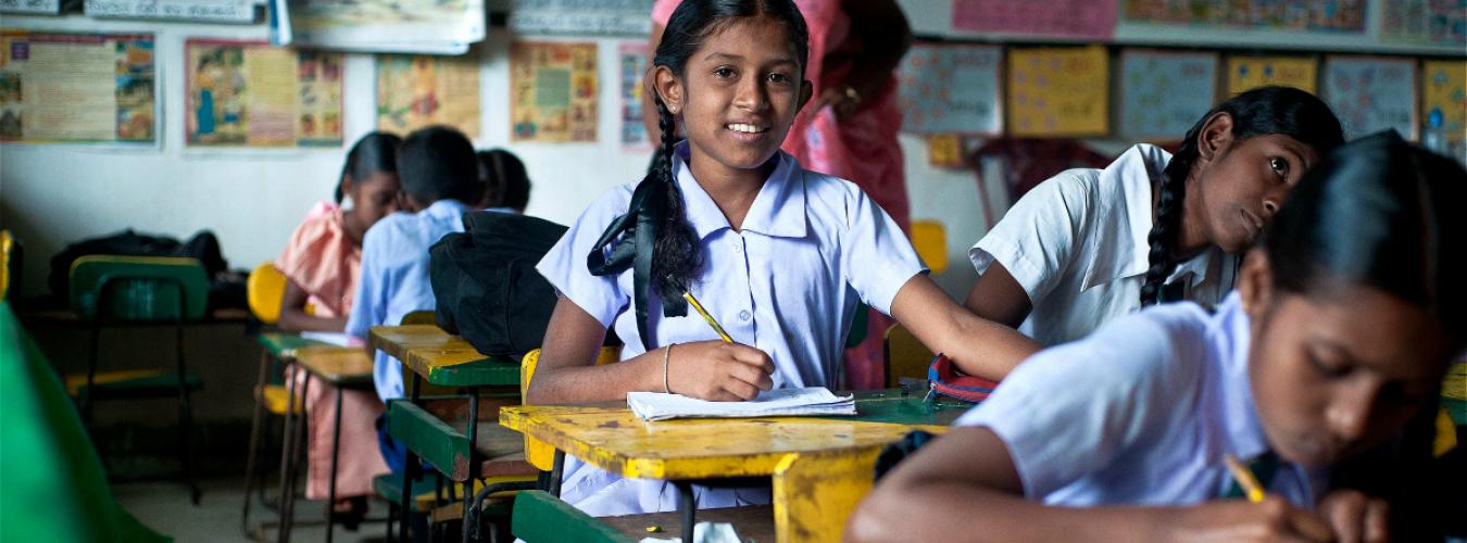 Unas niñas adolescentes en clase, en una escuela en Sri Lanka.