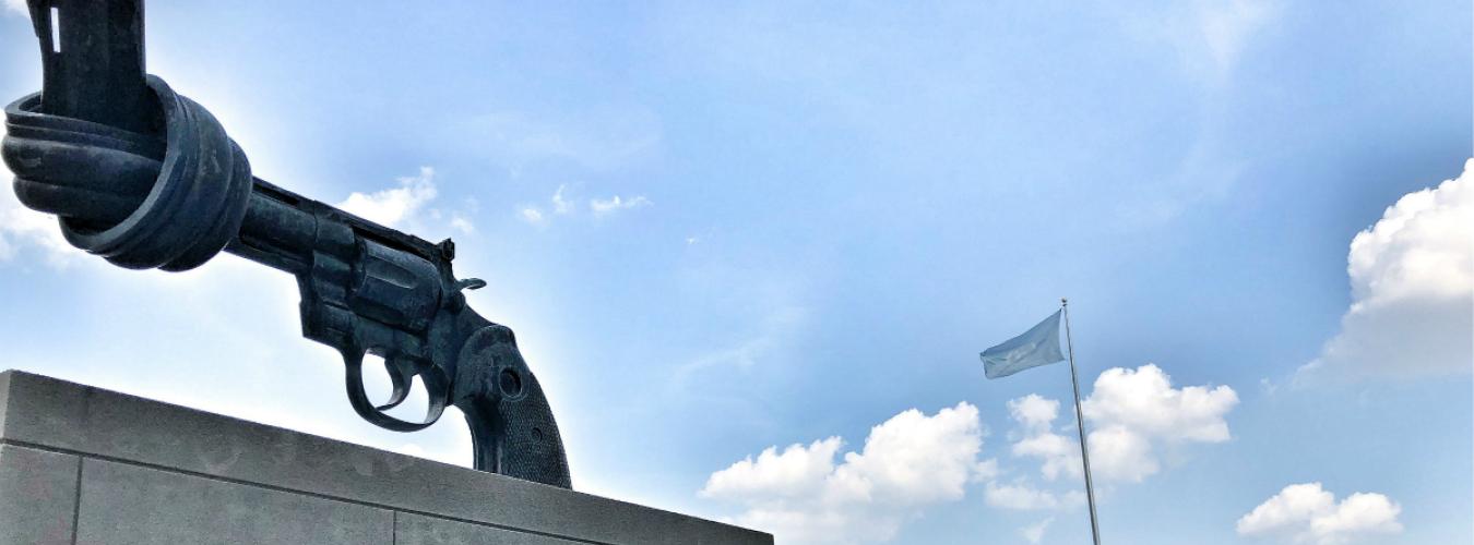 توجد منحوتة ❞اللاعنف ❝(أو ❞المسدس المعقود ❝) للنحات السويدي كارل فريدريك رويترزورد في ساحة زوار مقر الأمم المتحدة. وهذه المنحوتة هي رمز لمؤسسة مشروع اللاعنف.