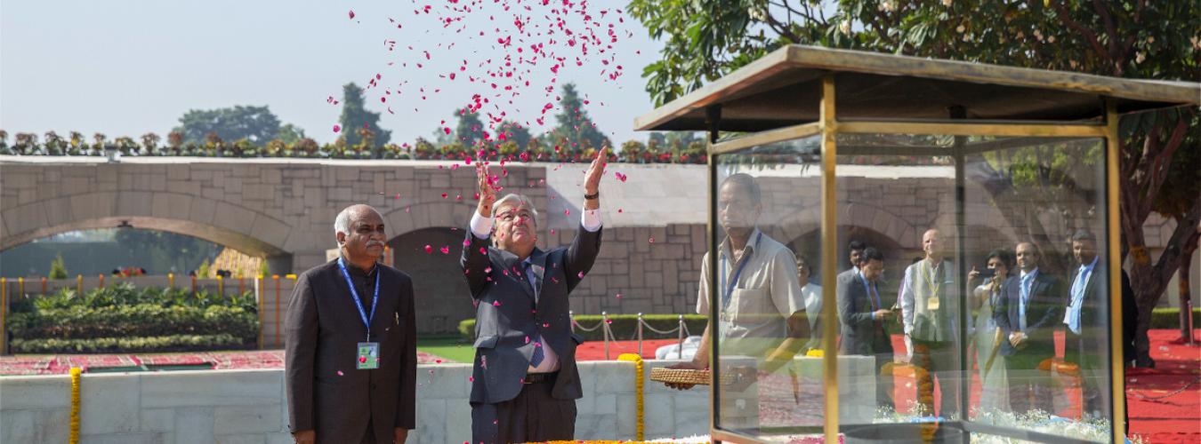 لأمين العام أنطونيو غوتيريش (يمين) مستهلًا الاحتفال بعيد ميلاد المهاتما غاندي الـ 150 عند نصب راجات التذكاري في نيودلهي، في 2 أكتوبر 2018. 