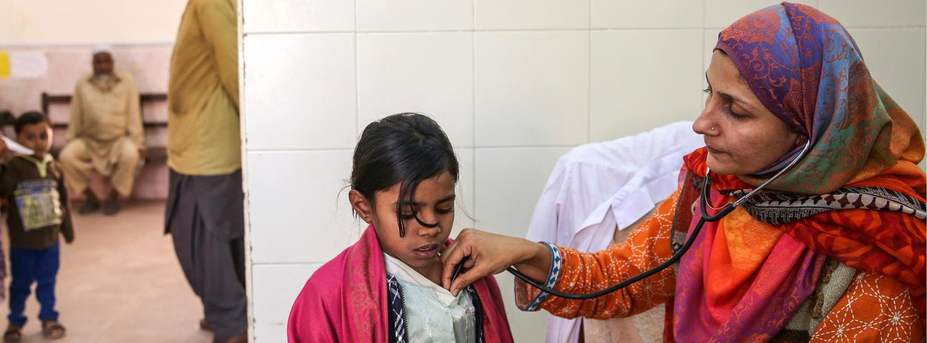 儿科医生为女孩检查身体。