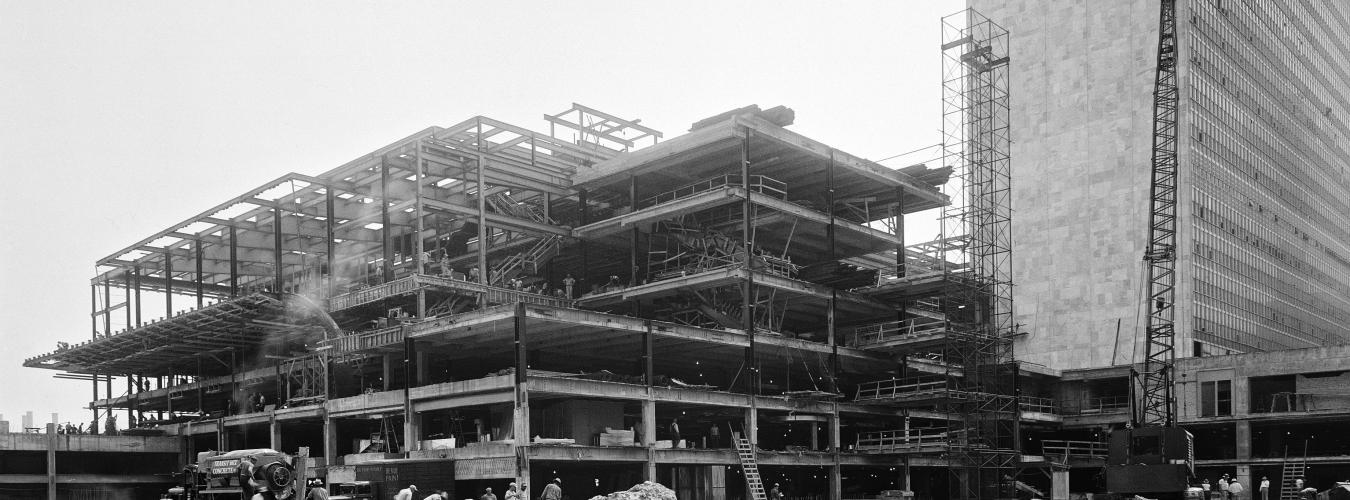 أعمال بناء المقر الدائم للأمم المتحدة في نيويورك، 1 آب/ أغسطس 1950. UN Photo/ES