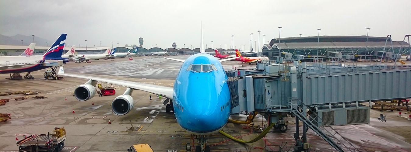 Avión civil en la terminal de un aeropuerto