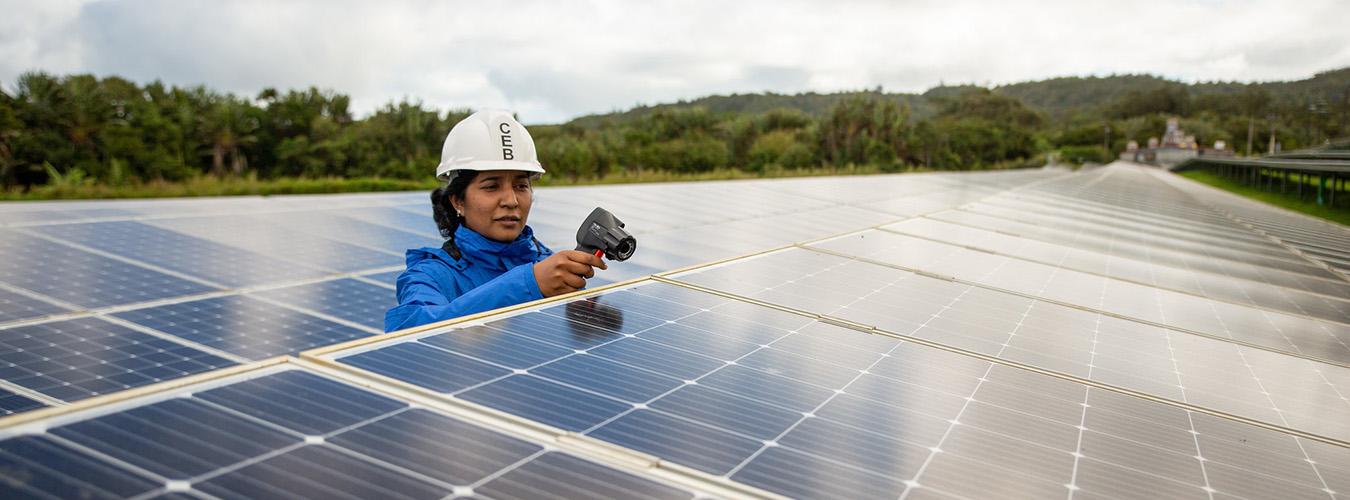 Una mujer trabaja en una instalación de paneles solares 