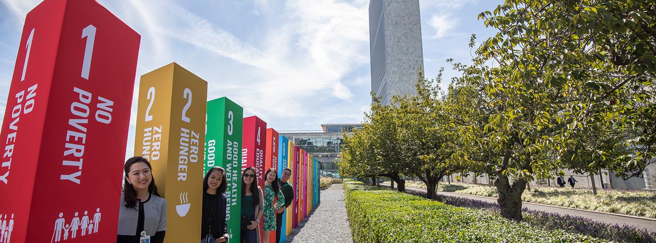 Des piliers représentant les Objectifs de développement durable installés sur la pelouse du Siège de l'ONU.
