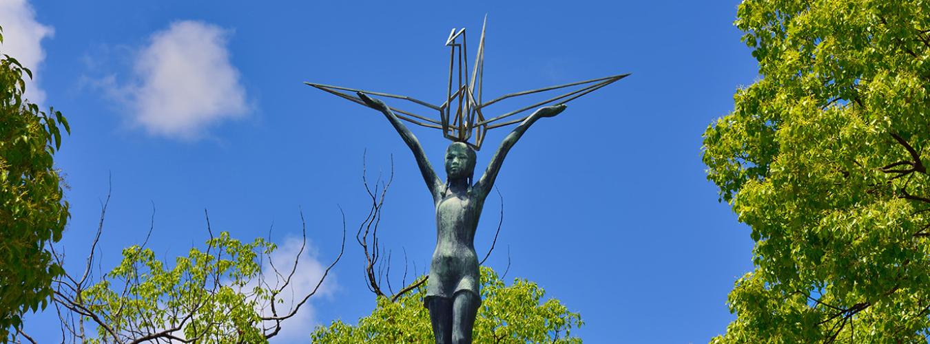 Monumento de una niña sosteniendo una grulla