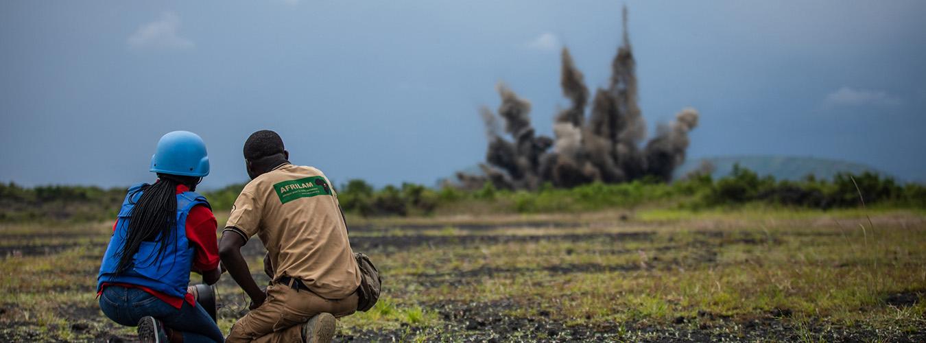 Two deminers in the field