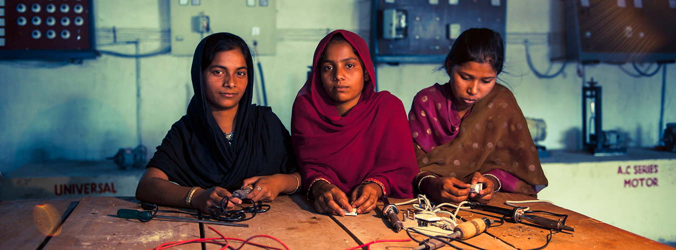 девочки-подростки с рабочими инструментами в мастерской, Индия