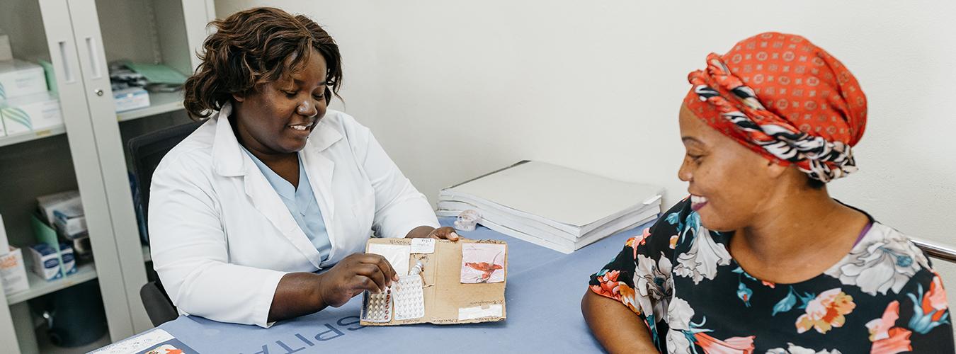 Une infirmière et une femme encinte examinent les méthodes de planification familiale disponibles