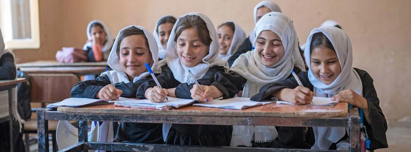 Jeunes filles afghanes dans une salle de classe