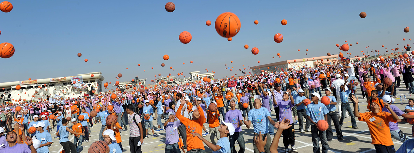 Les campeurs de l'UNRWA tentent de battre le record Guinness du plus grand rebond de basket-ball