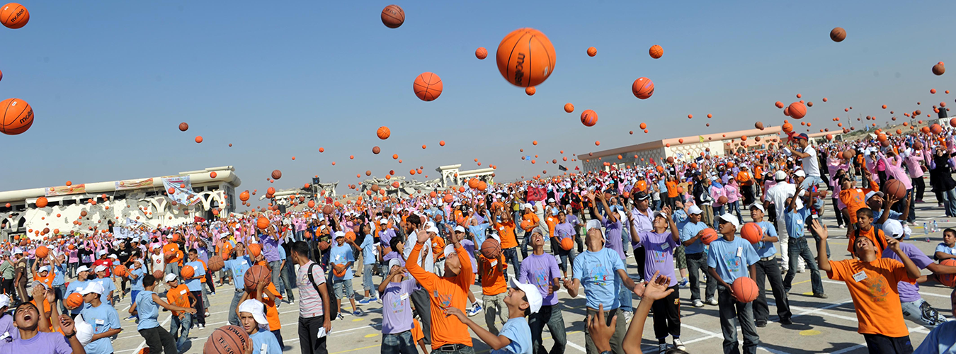 Muchas personas con una pelota de baloncesto.