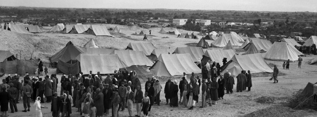 Des réfugiés palestiniens autour de tentes dans un camp de réfugiés