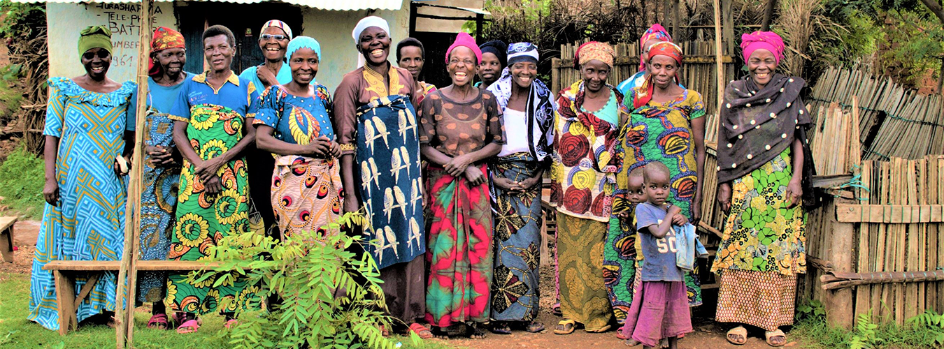 一群面带微笑的非洲妇女