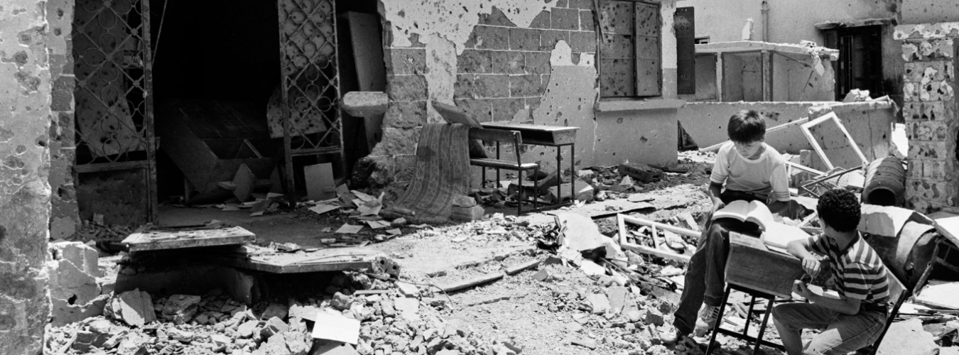 近东救济工程处在贝鲁特夏蒂拉营地的废墟上开办学校，摄于1985年。