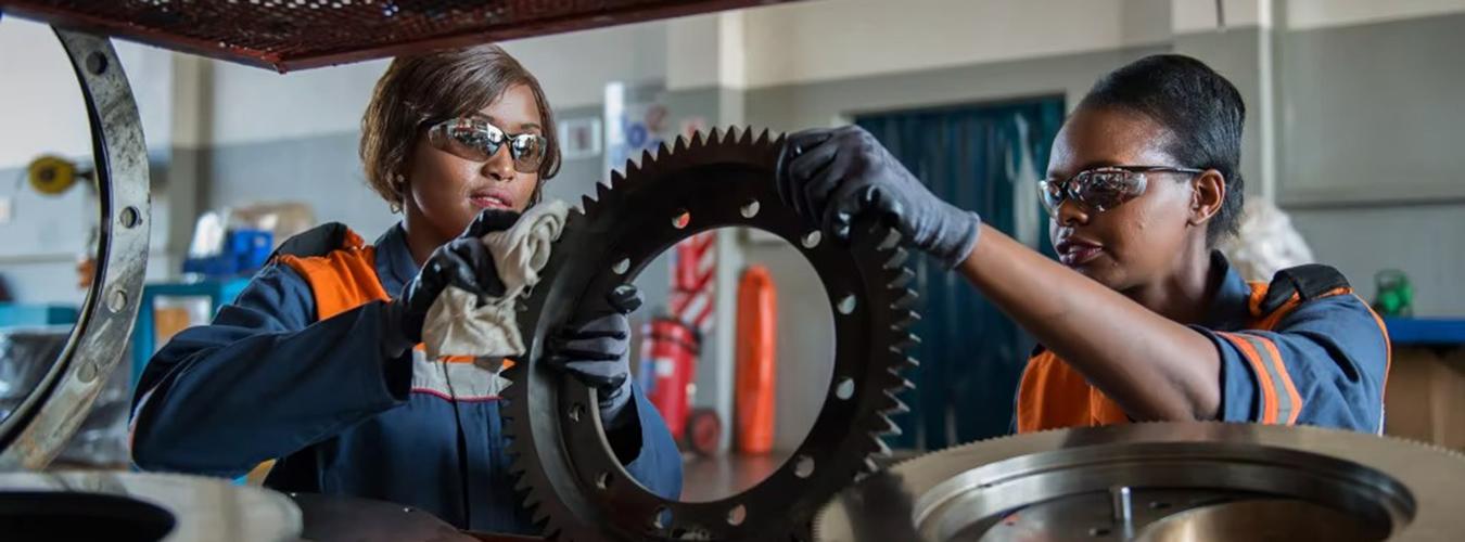 Dos mujeres que trabajan en una empresa de ingeniería.