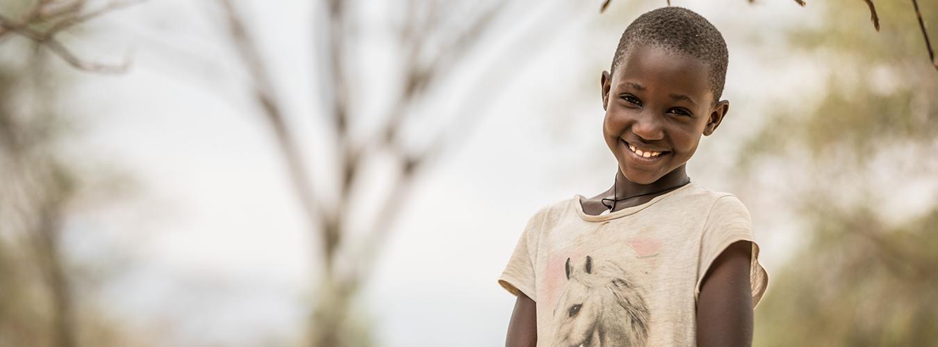 Portrait d'une jeune fille en train de sourire