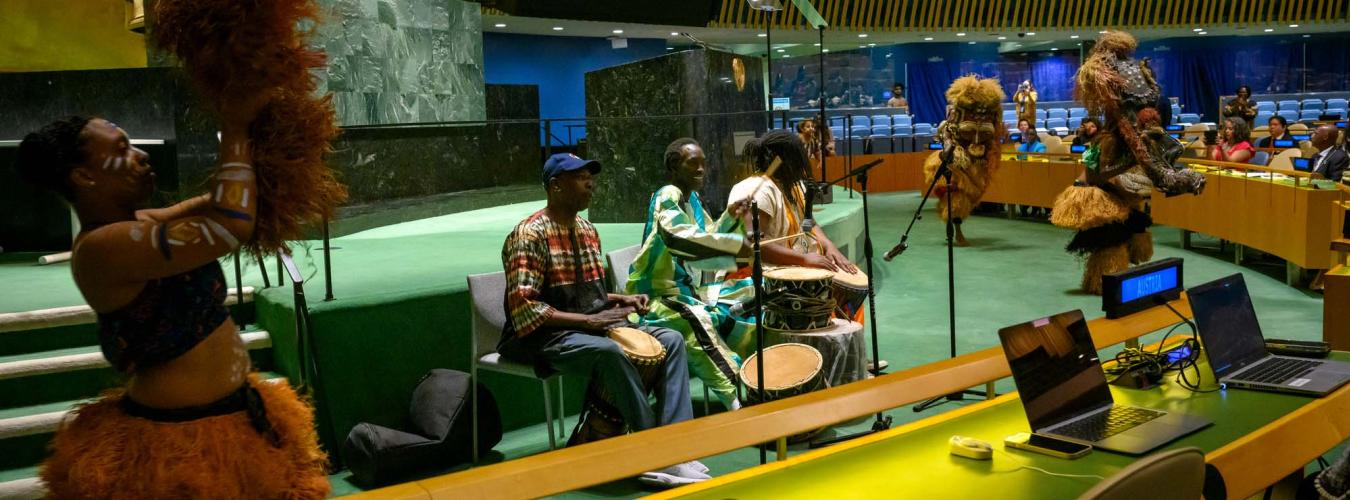 Espectáculo de música y danza africanas en el salón de la Asamblea General