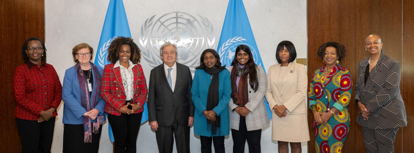 El Secretario General de la ONU, António Guterres, con un grupo de personas.