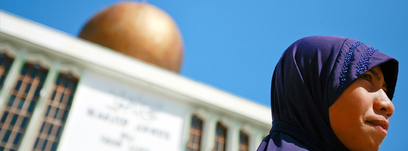 Una mujer musulmana frente a una mezquita 