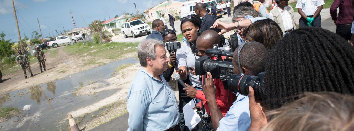 秘书长安东尼奥•古特雷斯（左）与记者交谈。此前他访问了巴布达岛，亲眼目睹了飓风“伊尔玛”（2017年）所造成的破坏。媒体影响着公众关于气候变化以及相关应对措施的讨论。 