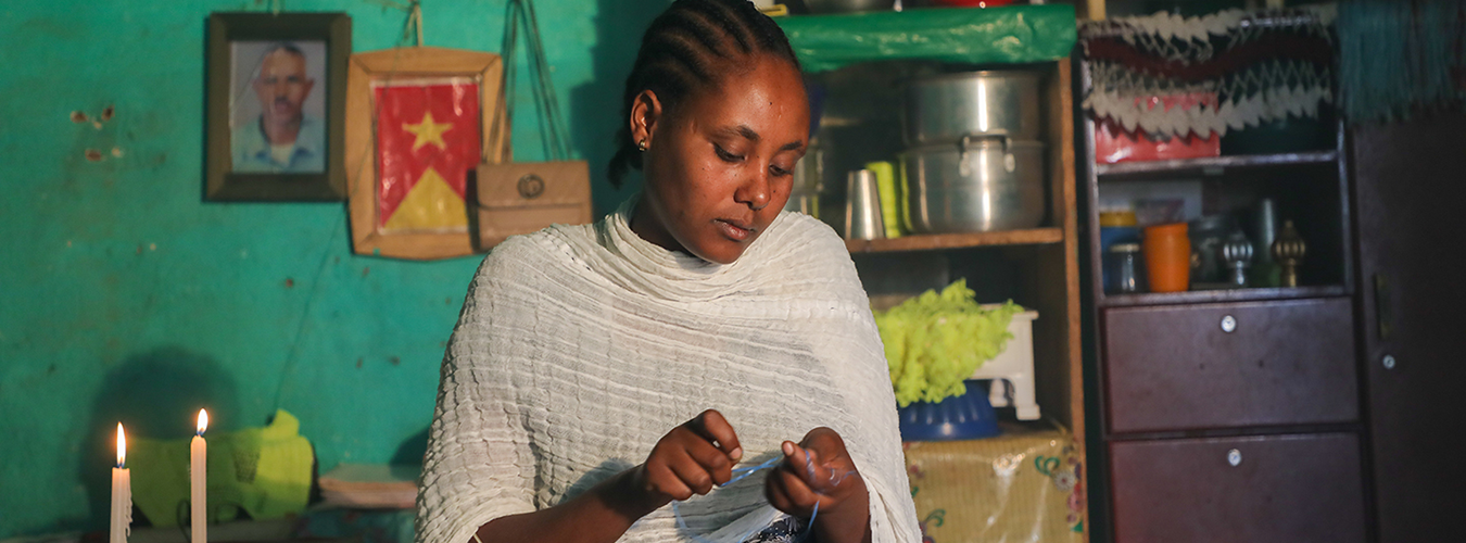 Une femme africaine travaillant dans un artisanat