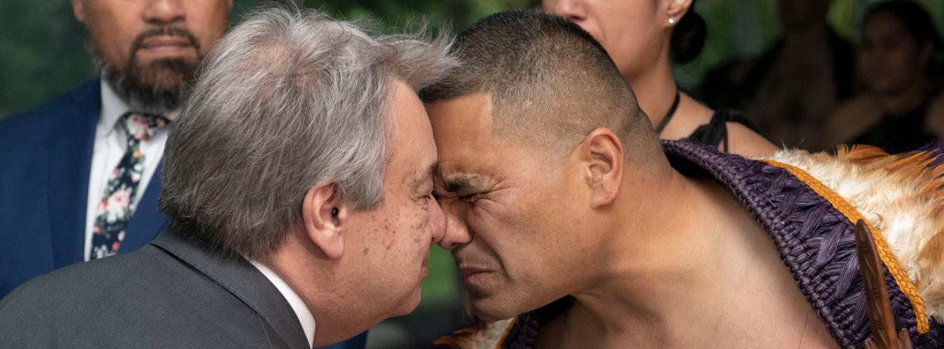 António Guterres front contre front avec une personne Māori