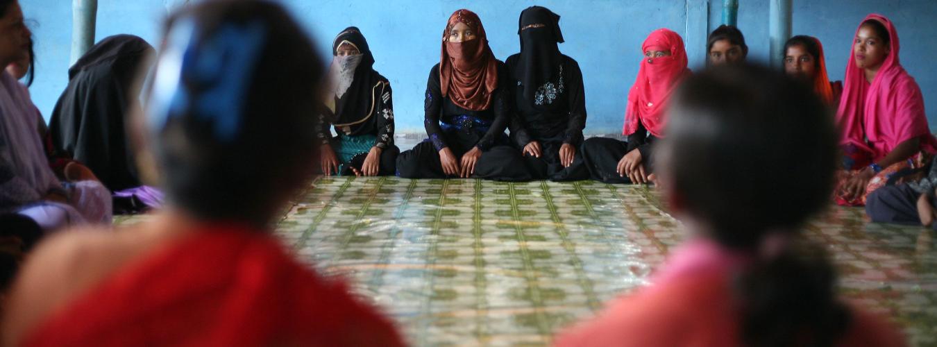 تقدم هيئة الأمم المتحدة للمرأة جلسات التوعية للنساء وذلك ضمن إطار برنامج التمكين والمشاركة والقيادة الموجهة للاجئي الروهينجا في بنغلاديش.