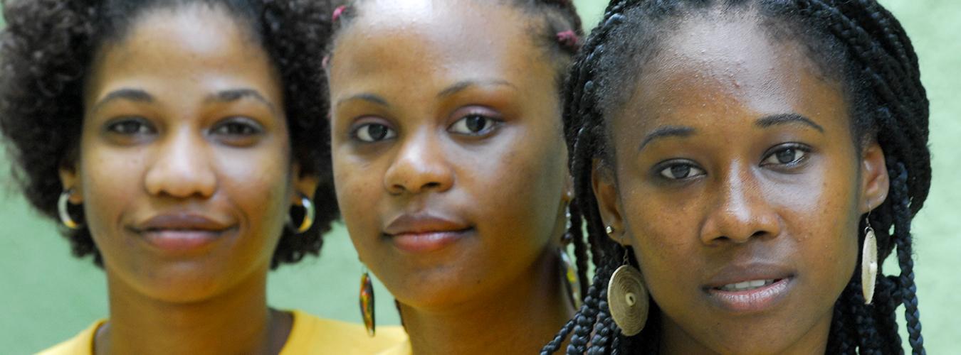 Portrait en gros plan de trois femmes d'ascendance africaine