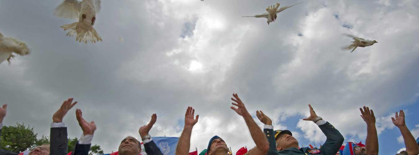 La Fuerza Provisional de las Naciones Unidas en el Líbano conmemora el Día Internacional de la Paz lanzando palomas como símbolo de paz.